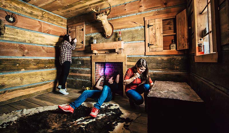 jovenes cabaña escape room